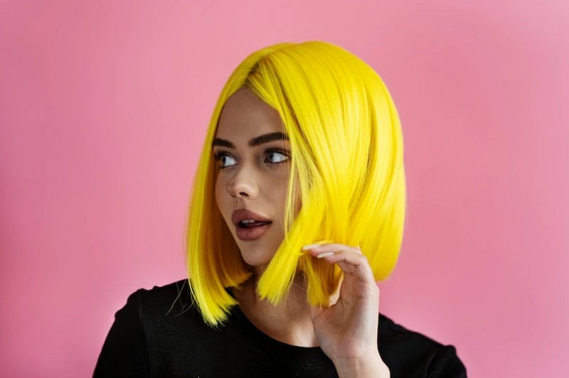 a woman wear yellow wig
